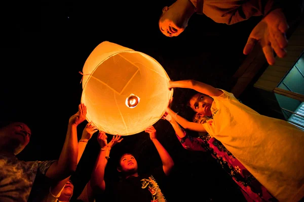 CHIANGMAI,THAILAND  DEC 31: release sky lanterns during the New Year celebrations — Stok fotoğraf